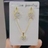 Collier de mariage en cristal doré en forme de cœur - Thumbnail Image 3